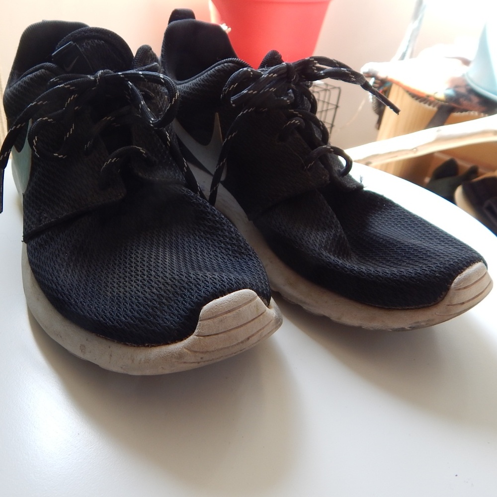 PRE-LOVED Nike Roshe sneakers